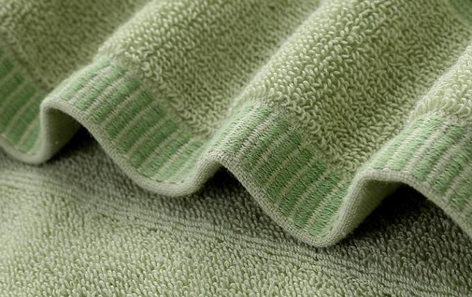 Il cotone assorbente in due pezzi ha ricamato gli asciugamani di piatto per gli insiemi semplici dei regali