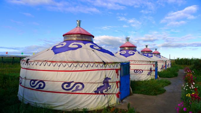 La Camera comoda floreale della tenda di Yurt con esterno nazionale delle caratteristiche ha decorato il panno