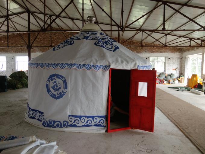 Tenda di Yurt del mongolian della famiglia con la muffa - struttura di consolidamento della struttura di legno